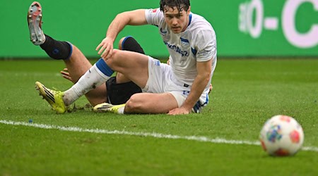 Linus Gechter und Hertha BSC in Paderborn am Boden. / Foto: Swen Pförtner/dpa
