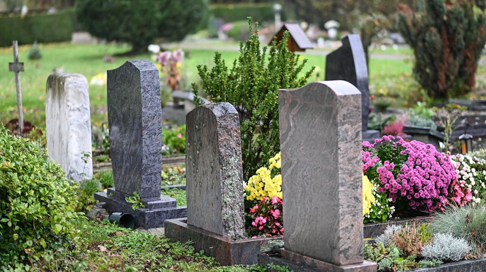 In Berlin und Brandenburg starben 2024 rund 73.000 Menschen. (Symbolbild) / Foto: Patrick Seeger/dpa