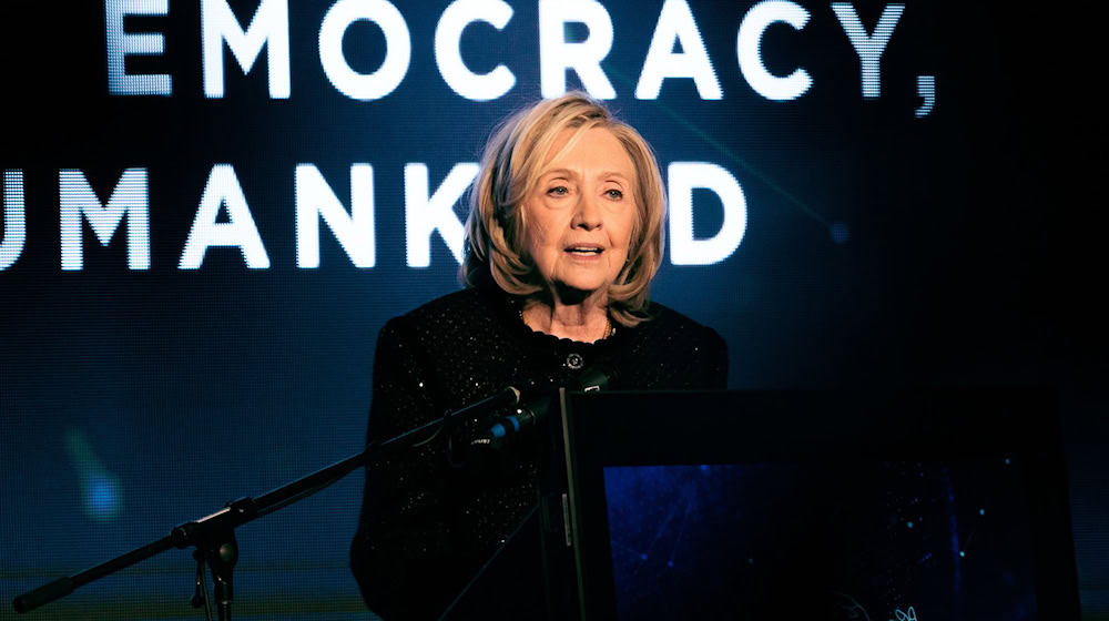 Die frühere US-Außenministerin Hillary Clinton sieht Versuche, für Demokratie und Rechtsstaatlichkeit die Uhr zurückzudrehen. / Foto: Carsten Koall/dpa