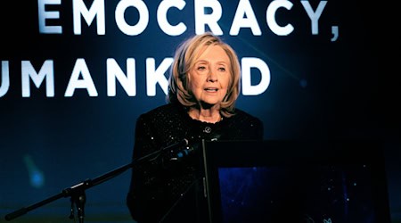 Die frühere US-Außenministerin Hillary Clinton sieht Versuche, für Demokratie und Rechtsstaatlichkeit die Uhr zurückzudrehen. / Foto: Carsten Koall/dpa