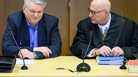 Wilko Möller soll bewusst verbotene Symbole auf einem seiner Wahlplakate verwendet haben. (Archivbild) / Foto: Patrick Pleul/dpa