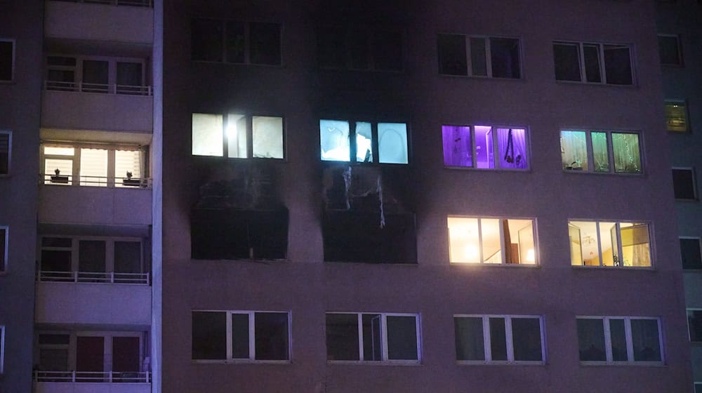 Feuerwehrkräfte löschten den Brand. / Foto: Annette Riedl/dpa