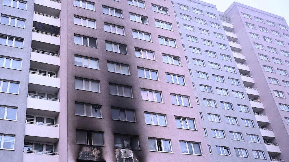 Am Tag danach ist die verrußte Fassade zu sehen. / Foto: Markus Lenhardt/dpa