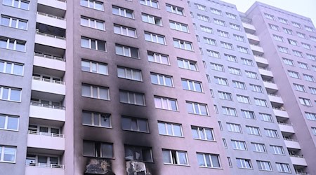 Am Tag danach ist die verrußte Fassade zu sehen. / Foto: Markus Lenhardt/dpa