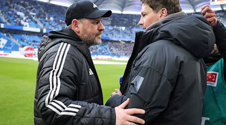 Wiedersehen: HSV-Trainer Merlin Polzin (r) begrüßt seinen einstigen Chef und heutigen Union-Trainer Steffen Baumgart.    / Foto: Christian Charisius/dpa