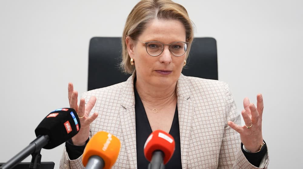Bundesjustizministerin Hubig will künftig den Opferschutz in Gerichtsprozessen stärken.  / Foto: Soeren Stache/dpa