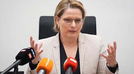 Bundesjustizministerin Hubig will künftig den Opferschutz in Gerichtsprozessen stärken.  / Foto: Soeren Stache/dpa