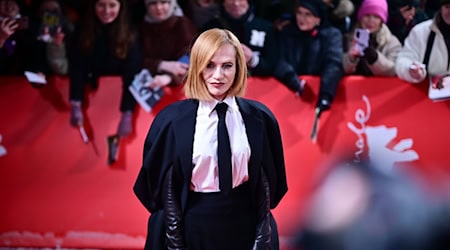 Isabelle Huppert kommt zur Weltpremiere in Berlin. / Foto: Sebastian Christoph Gollnow/dpa