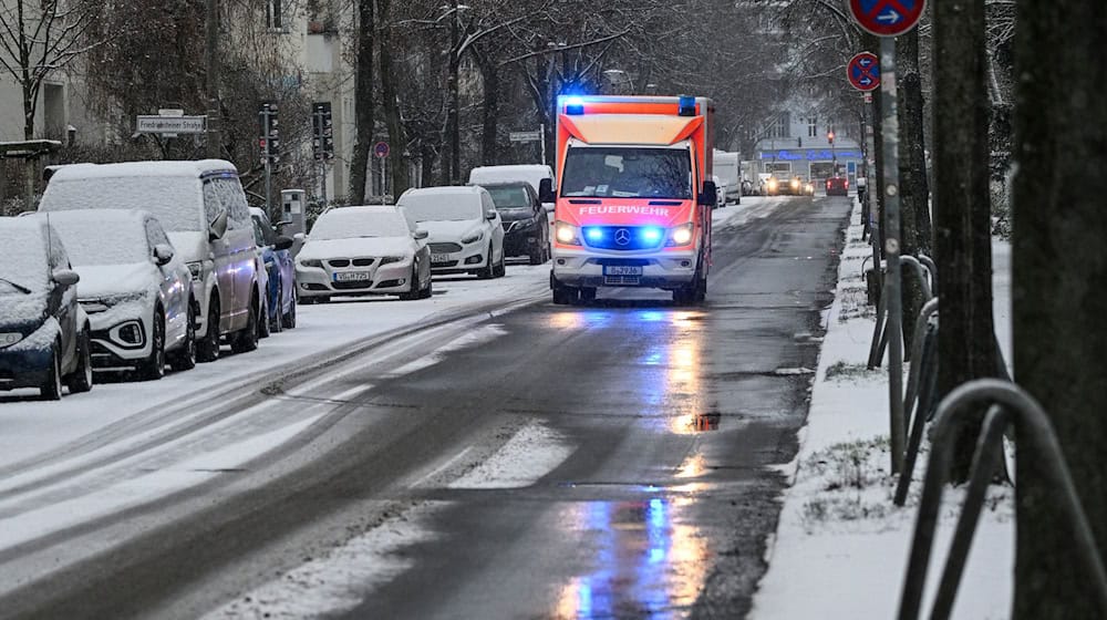 Im Januar rückte die Feuerwehr pro Woche zu rund 3.000 Einsätzen im Zusammenhang mit Stürzen aus. (Archivbild) / Foto: Jens Kalaene/dpa