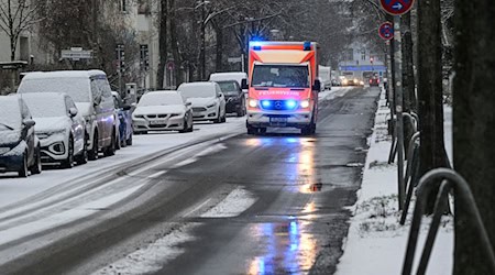 Im Januar rückte die Feuerwehr pro Woche zu rund 3.000 Einsätzen im Zusammenhang mit Stürzen aus. (Archivbild) / Foto: Jens Kalaene/dpa