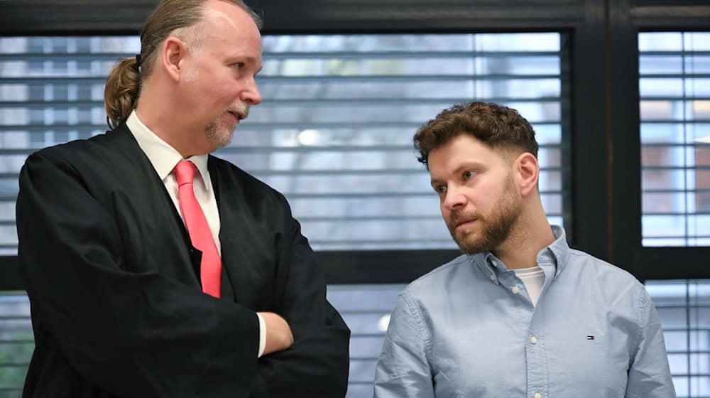 Sebastian Scharmer (l.), Rechtsanwalt, und Lahav Shapira, (r.) Nebenkläger, stehen im Gericht.  / Foto: Elisa Schu/dpa