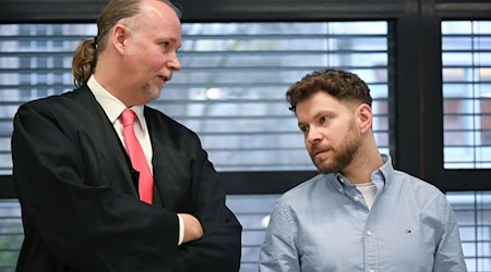Sebastian Scharmer (l.), Rechtsanwalt, und Lahav Shapira, (r.) Nebenkläger, stehen im Gericht.  / Foto: Elisa Schu/dpa