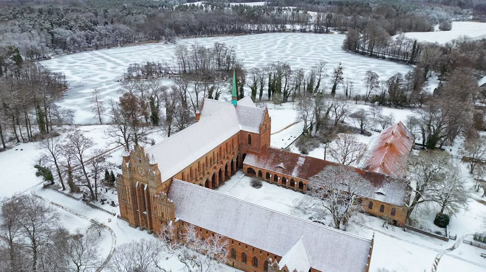 Durch Frost wird stellenweise auch Glätte erwartet.  / Foto: Patrick Pleul/dpa