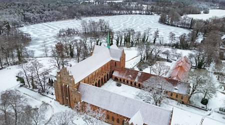Durch Frost wird stellenweise auch Glätte erwartet.  / Foto: Patrick Pleul/dpa
