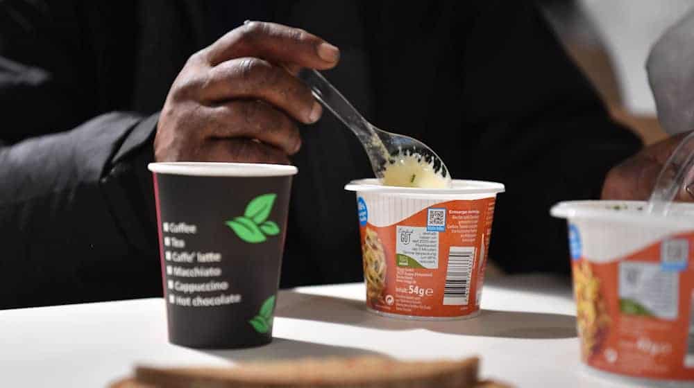 Ein Obdachloser sitzt im Nachtcafe am Bahnhof Zoo. (Archivbild) / Foto: Paul Zinken/dpa