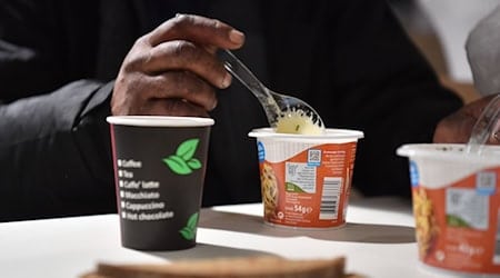 Ein Obdachloser sitzt im Nachtcafe am Bahnhof Zoo. (Archivbild) / Foto: Paul Zinken/dpa