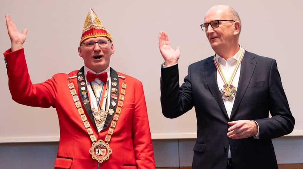 Helau! Der Präsident des Karnevalverbandes Berlin-Brandenburg, Fred Witschel (links), lässt in der Potsdamer Staatskanzlei mit Brandenburgs Ministerpräsidenten Dietmar Woidke (SPD) den Narrenruf erklingen.  / Foto: Markus Lenhardt/dpa