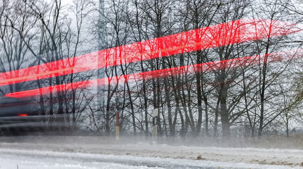 Für Teile Brandenburgs galt die amtliche Unwetterwarnung vor Glatteis noch bis in den Abend. (Archivbild) / Foto: Frank Hammerschmidt/dpa