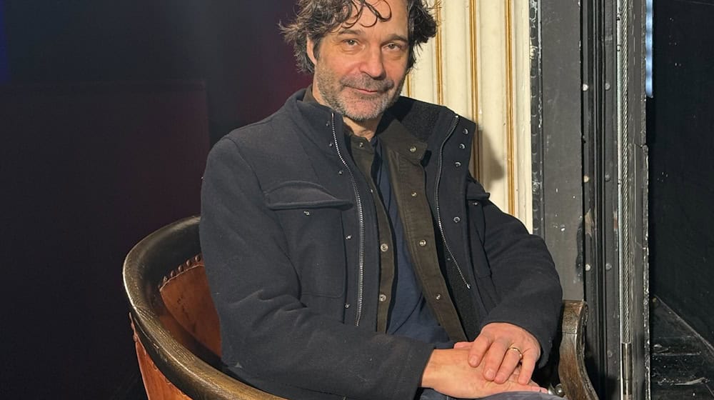 Der deutsche Dramatiker Moritz Rinke hat eine KI-Komödie geschrieben, die jetzt in Wien uraufgeführt wird. / Foto: Matthias Röder/dpa