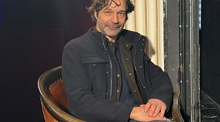 Der deutsche Dramatiker Moritz Rinke hat eine KI-Komödie geschrieben, die jetzt in Wien uraufgeführt wird. / Foto: Matthias Röder/dpa