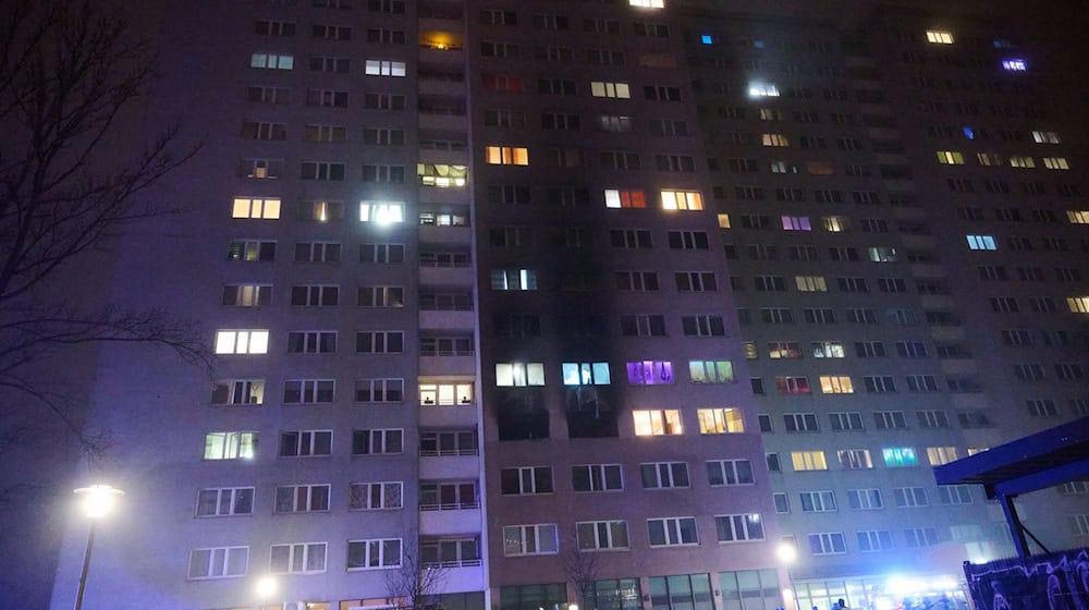 Bei dem Hochhausbrand im Berliner Osten ist ein Kind ums Leben gekommen. / Foto: Annette Riedl/dpa