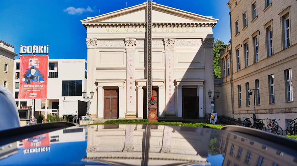 Von Umstrukturierungsplänen betroffen: Das Maxim Gorki Theater. / Foto: Paul Zinken/dpa