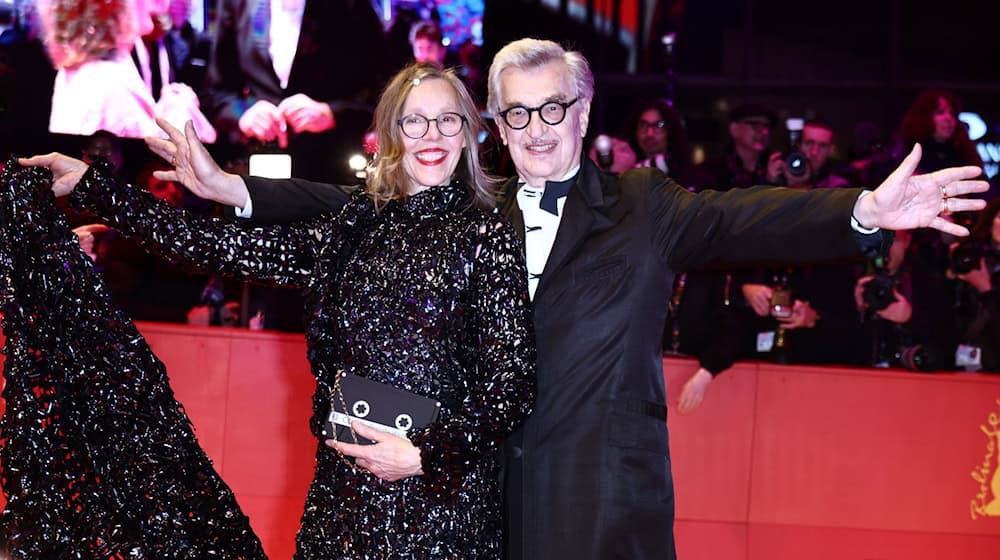 Donata und Wim Wenders zusammen bei der Berlinale. / Foto: Christoph Soeder/dpa