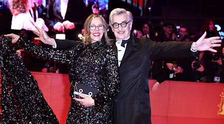 Donata Wenders trägt Kleid aus VHS-Kassetten zur Berlinale-Eröffnung