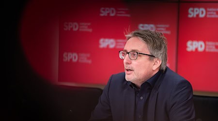 Brandenburgs SPD-Fraktionschef Björn Lüttmann zeigt sich zuversichtlich für die Koalitionsverhandlungen mit der CDU (Archivbild). / Foto: Christophe Gateau/dpa
