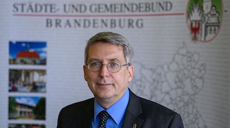 Der Präsident des Städte- und Gemeindebundes Brandenburg, OIiver Hermann, befürchtet, dass sich die schwierige Finanzlage Kommunen noch weiter verschärft. (Archivbild) / Foto: Patrick Pleul/dpa