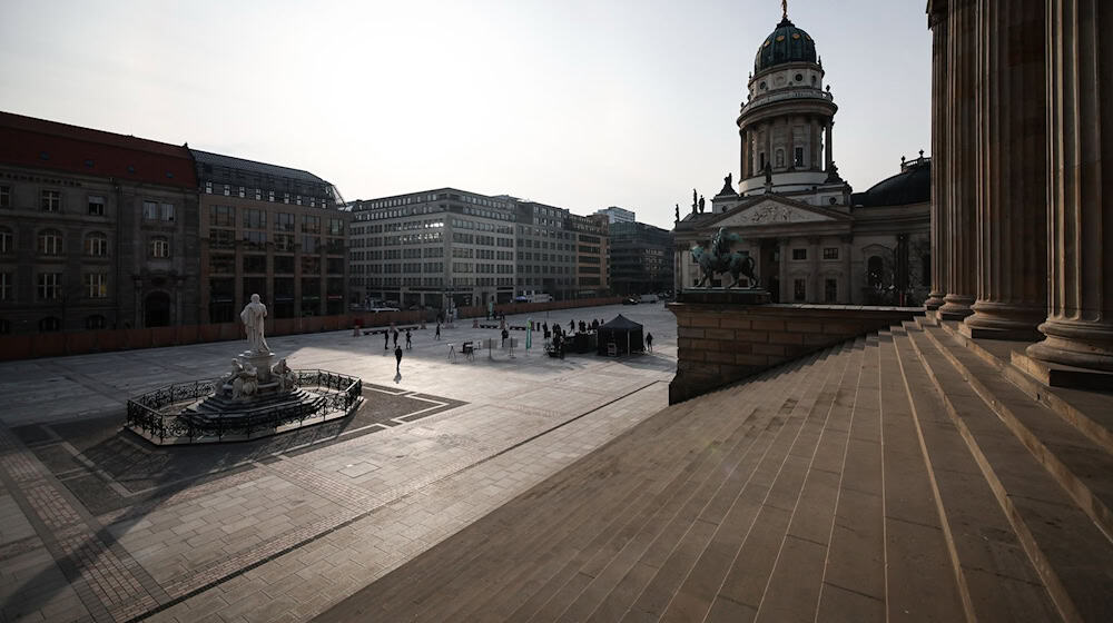 Trauer um Rita Süssmuth: Im Deutschen Dom am Gendarmenmarkt liegt ein Kondolenzbuch aus, in das sich Bürgerinnen und Bürger eintragen können. (Symbolbild)  / Foto: Hannes Albert/dpa
