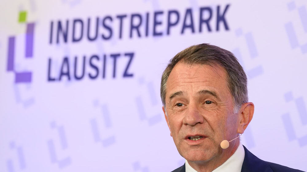 Der Vorsitzende der Geschäftsführung der BASF InfraService & Solutions Lausitz GmbH, Jürgen Fuchs, kündigt eine Neuansiedlung im Industriepark Schwarzheide an. (Archivbild)  / Foto: Patrick Pleul/dpa