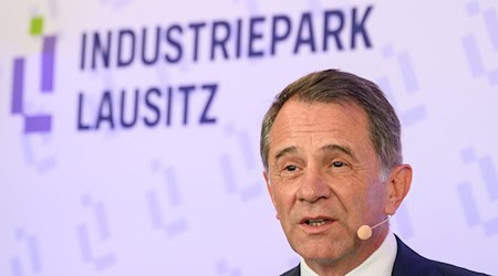 Der Vorsitzende der Geschäftsführung der BASF InfraService & Solutions Lausitz GmbH, Jürgen Fuchs, kündigt eine Neuansiedlung im Industriepark Schwarzheide an. (Archivbild)  / Foto: Patrick Pleul/dpa