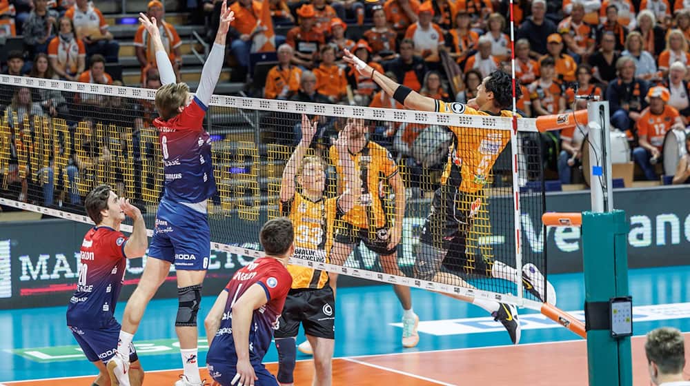 Nehemiah Mote (r) steht den BR Volleys wochenlang nicht zur Verfügung. (Archivbild) / Foto: Andreas Gora/dpa