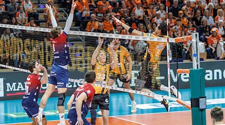 Nehemiah Mote (r) steht den BR Volleys wochenlang nicht zur Verfügung. (Archivbild) / Foto: Andreas Gora/dpa