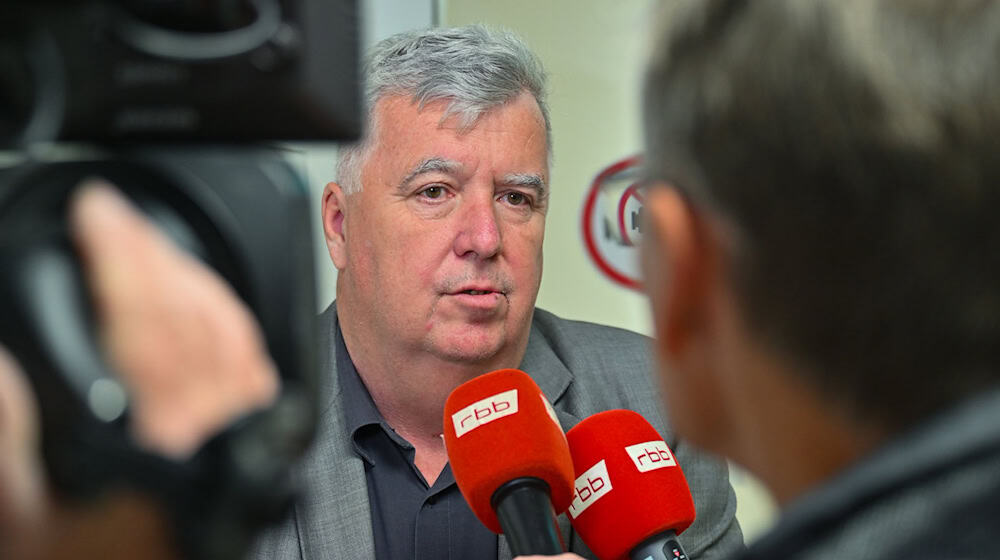 «Wir haben sofort reagiert, weil ja auch die Stichwahl ansteht», sagte der für Strausberg zuständige Landrat Gernot Schmidt (SPD). (Archivbild) / Foto: Patrick Pleul/dpa