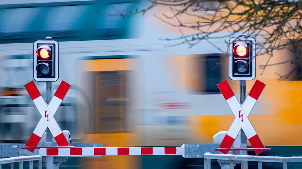 Wegen der verzögerten Bauarbeiten auf der Bahnstrecke Hamburg-Berlin beklagen Politiker eine Zumutung für Berufspendler im Nordwesten Brandenburgs. (Symbolbild) / Foto: Jens Büttner/dpa