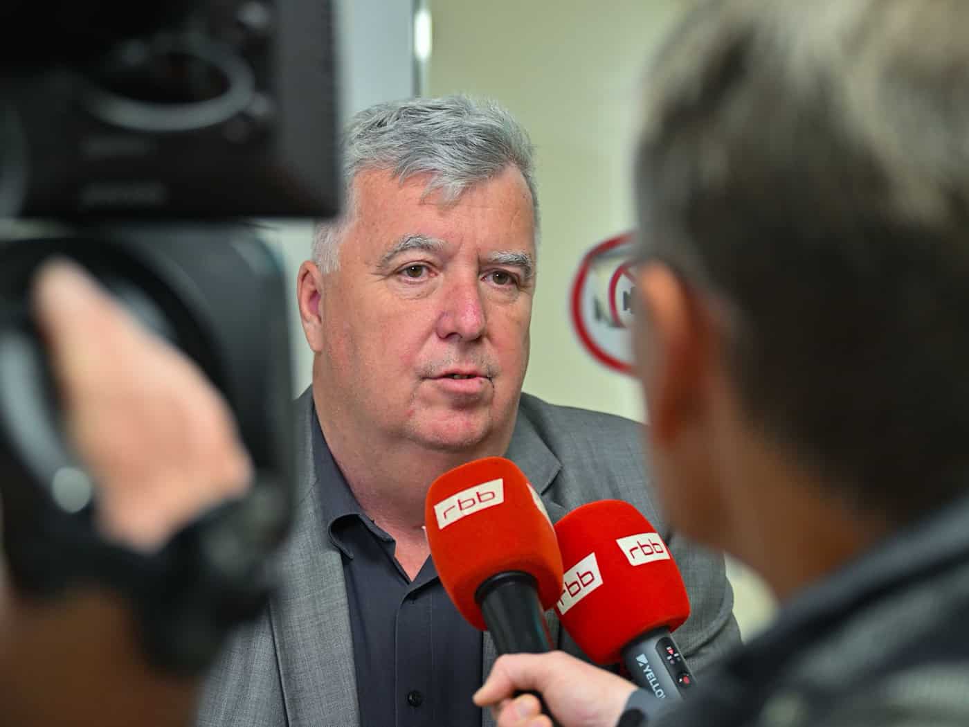 Der Landrat von Märkisch-Oderland, Gernot Schmidt (SPD) erklärte die Bürgermeisterwahl in Strausberg für ungültig. Auch der Landtag befasst sich damit. (Archivbild) / Foto: Patrick Pleul/dpa