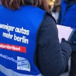 Für die Aktivisten der beiden Volksbegehren ist es im Winter schwer, Unterschriften für ihre Anliegen zu sammeln. (Archivbild) / Foto: Christophe Gateau/dpa