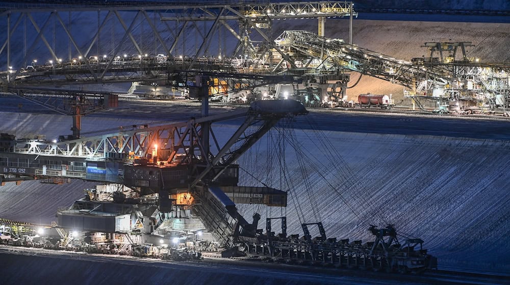 Emotionaler Abschied für Bergleute: Die gigantische Förderbrücke F60 ist am Vormittag gesprengt worden. (Archivbild) / Foto: Patrick Pleul/dpa-Zentralbild/dpa