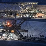 Emotionaler Abschied für Bergleute: Die gigantische Förderbrücke F60 ist am Vormittag gesprengt worden. (Archivbild) / Foto: Patrick Pleul/dpa-Zentralbild/dpa