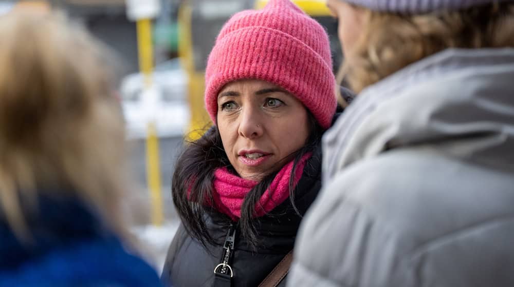 Linke-Spitzenkandidatin Elif Eralp fordert schnelle Hilfe für die Berliner Bezirke. (Archivbild)  / Foto: Christophe Gateau/dpa