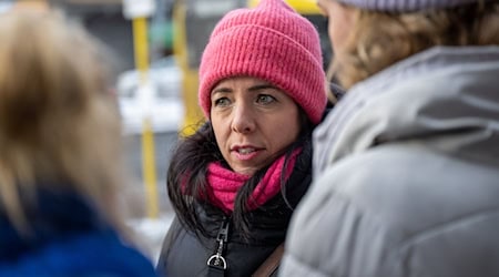 Linke-Spitzenkandidatin Elif Eralp fordert schnelle Hilfe für die Berliner Bezirke. (Archivbild)  / Foto: Christophe Gateau/dpa