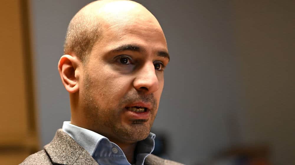 Ahmed Abed ist Co-Fraktionsvorsitzender der Linken im Neuköllner Bezirksparlament.    / Foto: Markus Lenhardt/dpa