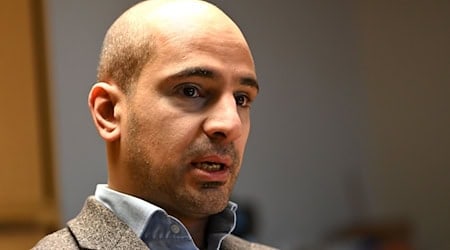 Ahmed Abed ist Co-Fraktionsvorsitzender der Linken im Neuköllner Bezirksparlament.    / Foto: Markus Lenhardt/dpa