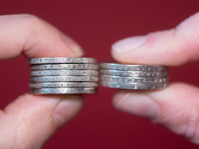 Die Lohnlücke zwischen Männern und Frauen ist im Westen größer als im Osten. (Symbolbild) / Foto: Sebastian Kahnert/dpa