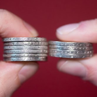 Die Lohnlücke zwischen Männern und Frauen ist im Westen größer als im Osten. (Symbolbild) / Foto: Sebastian Kahnert/dpa