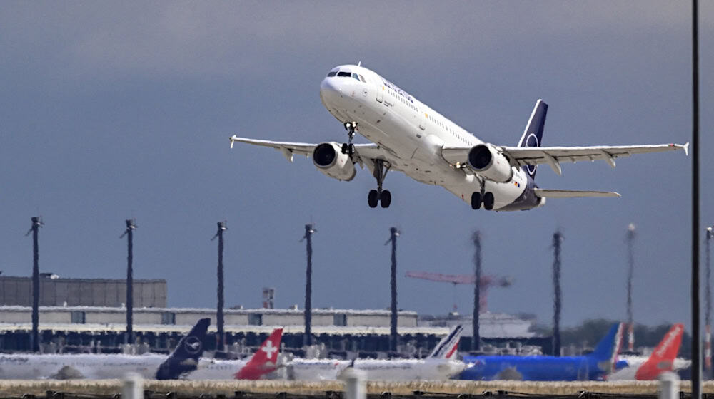 Am Hauptstadtflughafen BER sind für Donnerstag infolge eines Warnstreiks mehrere Lufthansa-Flüge nach Frankfurt und München gestrichen worden. (Archivbild) / Foto: Soeren Stache/dpa