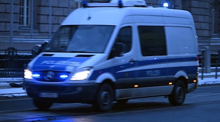 Die Polizei nimmt einen Mann nach Randale und Flucht fest. (Symbolbild)  / Foto: Lilli Förter/dpa