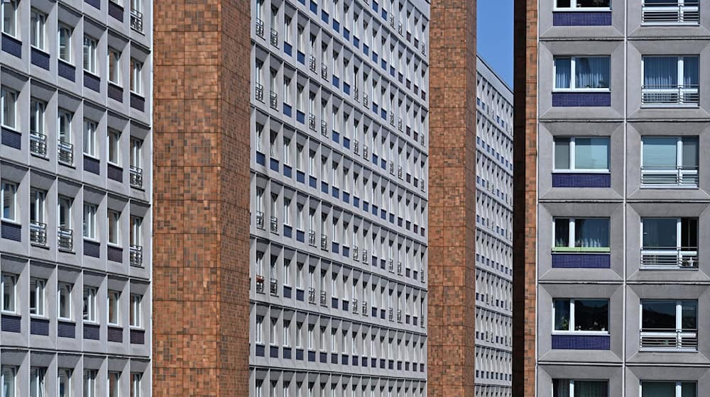 In Berlin sind die Mieten deutlich gestiegen. Die Linke will dagegen mit einem neuen Gesetz vorgehen. (Archivbild) / Foto: Soeren Stache/dpa